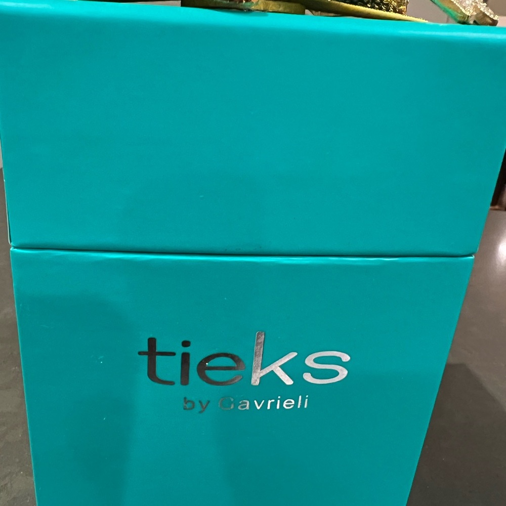 Tiek’s with limited edition golden box topper